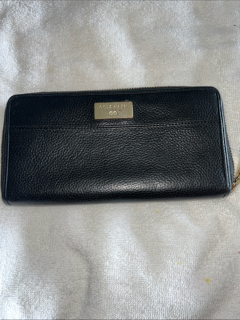 ♦️COLE HAAN Black Pebbled Continental Leather Zip Wallet with Gold Plaque